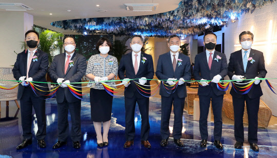 하나금융그룹은 프리미엄 자산관리 브랜드'Club1(클럽원)'을 한남동에 개점하고 18일 오후에 개점식 행사를 가졌다. 박성호 하나은행장(사진 왼쪽에서 네 번째)이 하나은행 Club1한남PB센터 유보영 지점장(사진 왼쪽에서 세 번째)과 하나금융투자 Club1한남WM센터 김창수 지점장(사진 왼쪽에서 다섯 번째) 및 개점식 행사에 참석한 내빈과 함께 축하 테이프 커팅을 하고 있다.(하나금융그룹 제공)